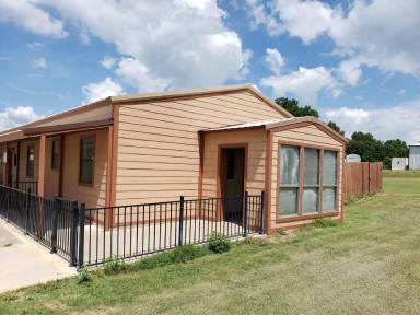 Main picture of 1811 S Main St