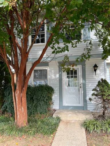 Main picture of 2832 S Meade St