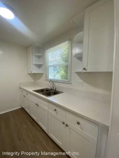 Main picture of 927 W Glenoaks Blvd