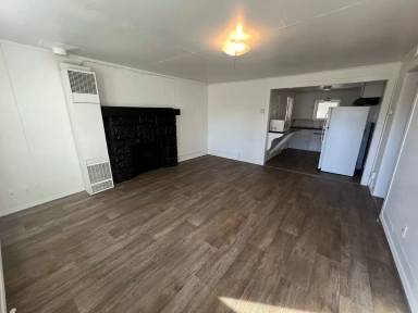 Main picture of 2620 Crest St