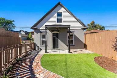 Main picture of 3345 N Race St