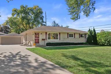 Main picture of N87W18225 Queensway