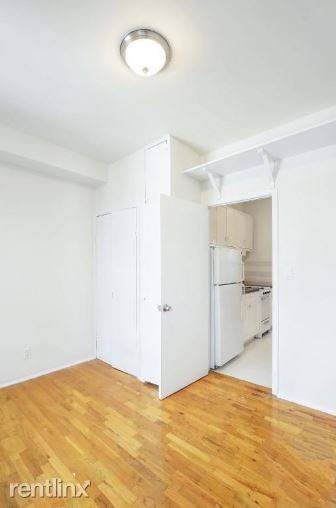 Main picture of 539 W 49th St