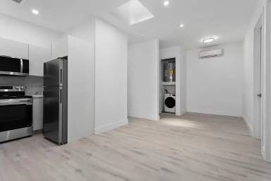 Main picture of 210 E 111th St