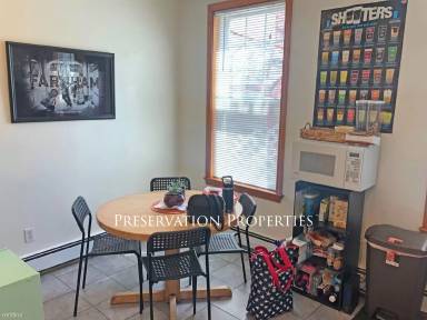 Main picture of 4 Dighton St