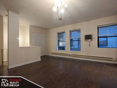 Main picture of 815-23 W Cornelia Ave