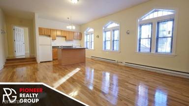 Main picture of 635 W Barry Ave