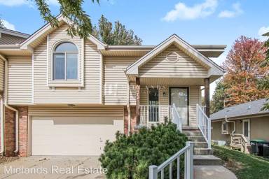 Main picture of 5574 Walnut St