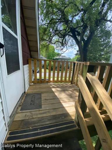 Main picture of 124 W 5th St