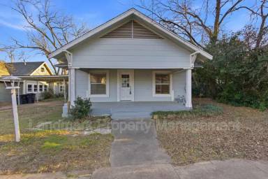 Main picture of 405 College St