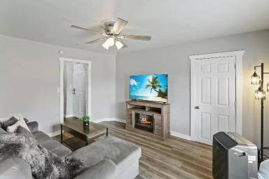 Main picture of 1001 N Elm St