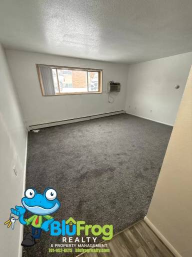 Main picture of 909 12th Ave NE