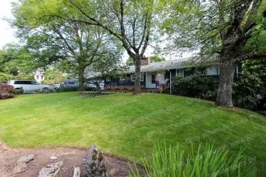 Main picture of 160 SW Towle Ave