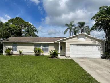 Main picture of 445 Candlewick Cir W