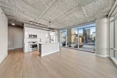 Main picture of 212 W Chicago Ave