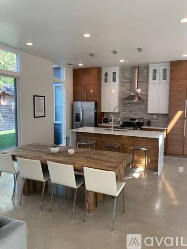 Main picture of 2708 Francisco St