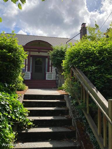 Main picture of 7816 Roosevelt Way NE
