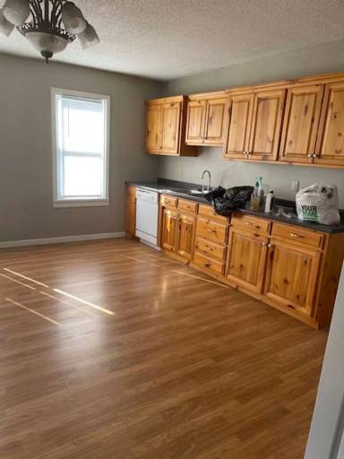 Main picture of 305 Main St S