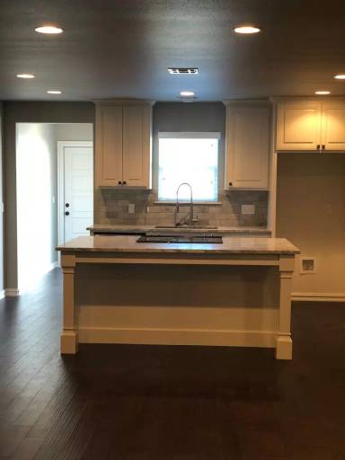 Main picture of 327 E Will Rogers Blvd