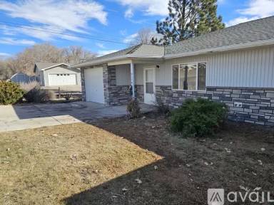 Main picture of 915 NW Ash Ave