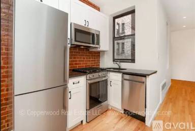 Main picture of 122 E 82nd St