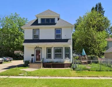 Main picture of 817 W 7th St