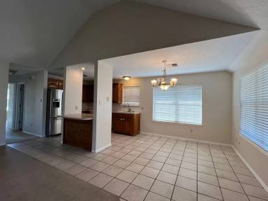 Main picture of 4010 SE Camelot Dr