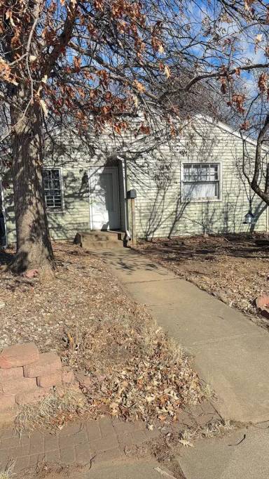 Main picture of 2412 E 8th St