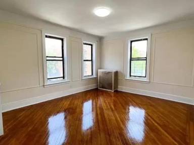 Main picture of 220 E 95th St