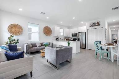 Main picture of 3771 Saginaw Avenue/Valencia Real & AVS Investments USA LLC - 1