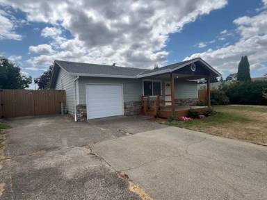 Main picture of 1904 E Oak Dr