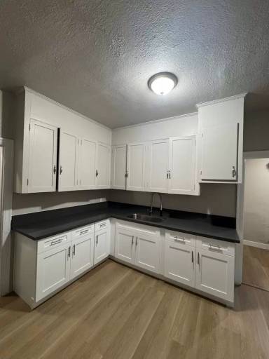 Main picture of 807 W 43rd St