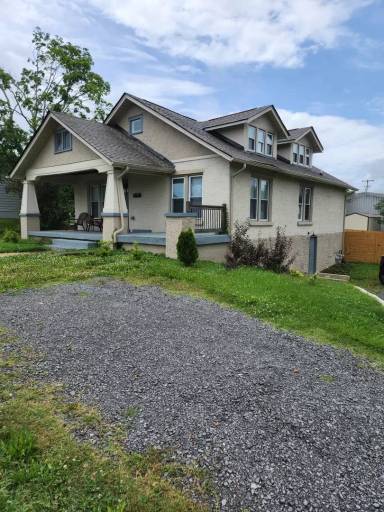 Main picture of 800 W College St