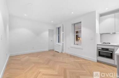 Main picture of 220 West 24th St