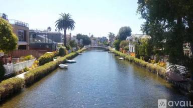 Main picture of 408 S Venice Blvd
