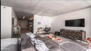 Main picture of 323 W Illinois St
