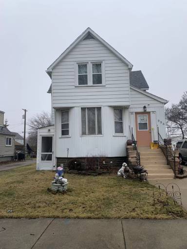 Main picture of 994 Elm St