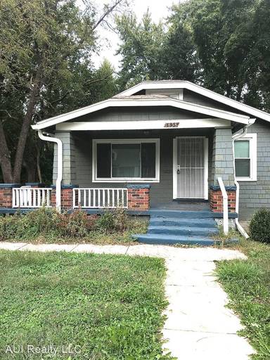 Main picture of 1838 E 69th St