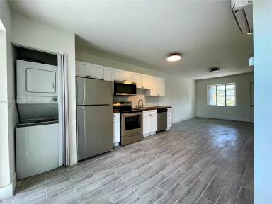 Main picture of 455 NE 62nd St