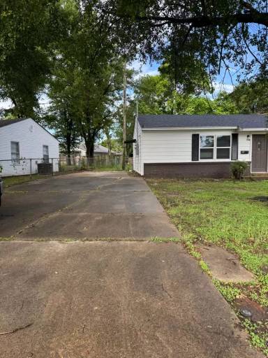 Main picture of 208 S Magnolia Dr