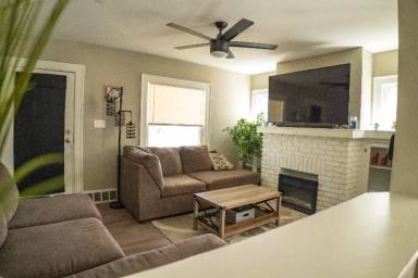 Main picture of 1278 W 106th St