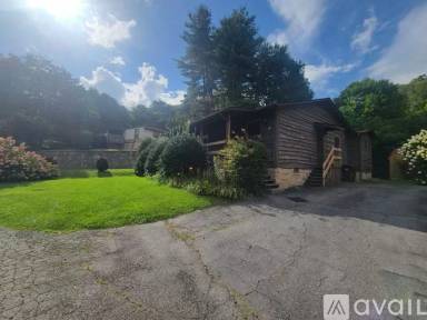 Main picture of 11 Crystalwood Ln