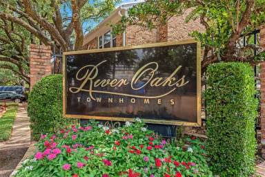 Main picture of River Oaks Townhomes