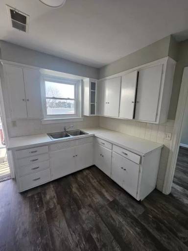 Main picture of 1004 S Saint James Blvd