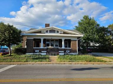 Main picture of 400 E Columbia St