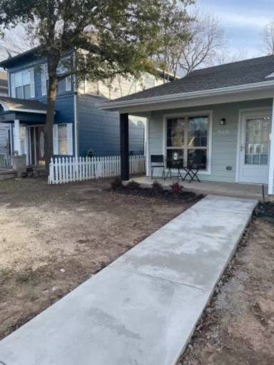 Main picture of 920 W Bond St