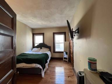 Main picture of 10 Davis St
