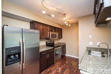 Main picture of 1000 Oakcrest St
