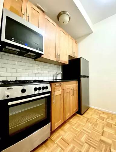 Main picture of 265 E 78th St
