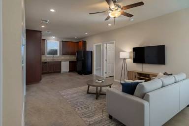 Main picture of 1300 Hausman